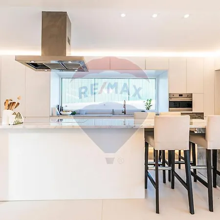 Modern 4-Bed Villa 4K Beach 30K Lisbon Villa Corroios